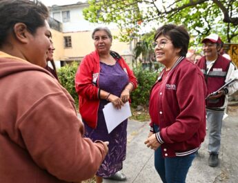 Durante sus recorridos por calles del Infonavit Buenavista, la diputada federal atendió las inquietudes de los ciudadanos.