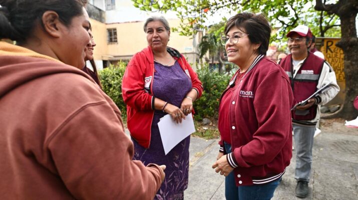 Durante sus recorridos por calles del Infonavit Buenavista, la diputada federal atendió las inquietudes de los ciudadanos.