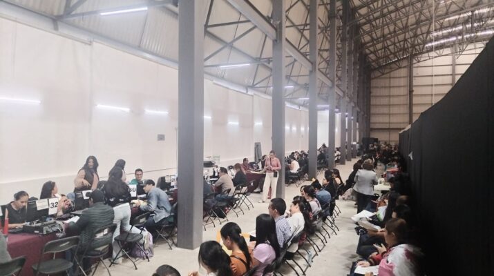 A pesar de la toma de las oficinas centrales de la Secretaría de Educación de Veracruz (SEV), las actividades administrativas continúan desarrollándose con normalidad, gracias al compromiso del personal que opera desde las áreas descentralizadas y bajo esquemas de trabajo a distancia. 