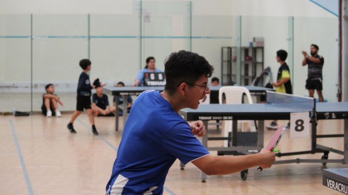 Con una energía desbordada culminaron los partidos de tenis de mesa correspondientes a la etapa estatal de los Juegos Nacionales CONADE 2025, celebrados en el Centro de Raqueta de este municipio. Con estos encuentros quedó definida la selección veracruzana que representará al estado en la siguiente fase Macro Regional C, compuesta por las primeras cuatro raquetas en clasificar.