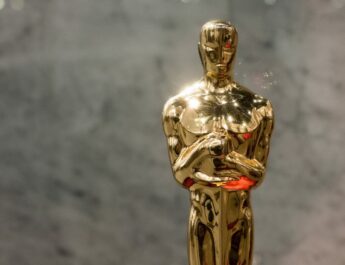 La ceremonia de entrega de la 97ª edición de los Premios Oscar ha resuelto la duda de millones de cinéfilos alrededor. La Academia de Cine de Hollywood acaba de anunciar cuáles son las grandes triunfadoras de entre todas las películas estrenados en Estados Unidos a lo largo de 2024.