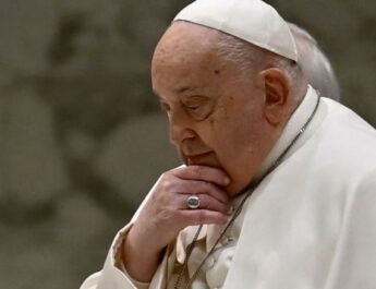 El papa Francisco está estable, pero «el riesgo de crisis» permanece, dicen fuentes del Vaticano