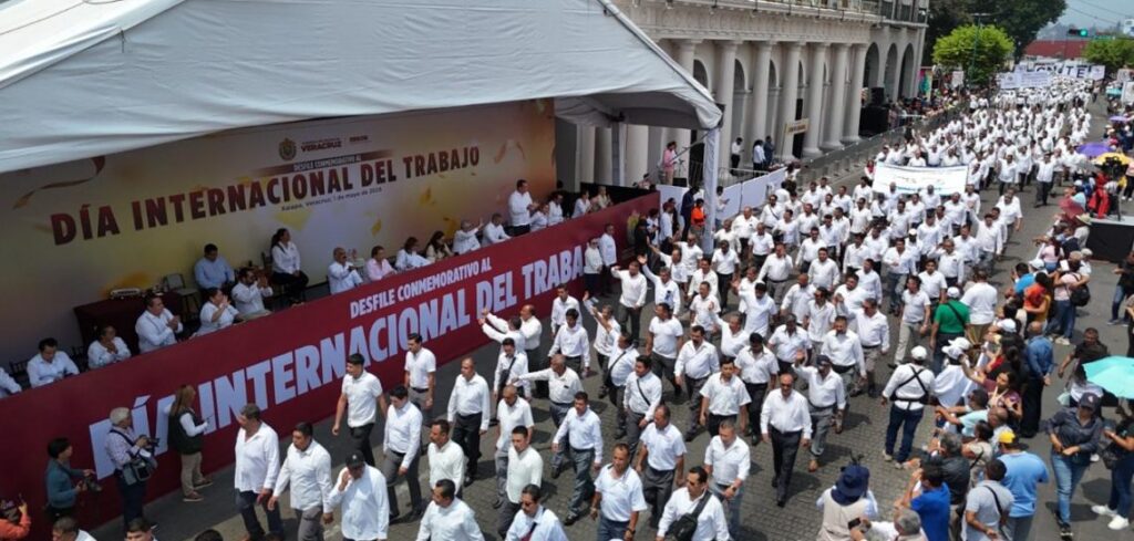 Desfile conmemorativo al Día del Trabajo. Xalapa, Ver.