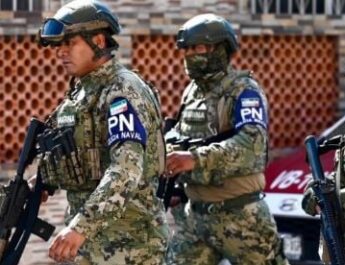 A un día de que fuera asesinada Yesenia Lara Gutiérrez, candidata de Morena a la presidencia municipal de Texistepec, la tarde de este lunes fueron asesinados dos agentes de la Fiscalía General de la República en el estado.