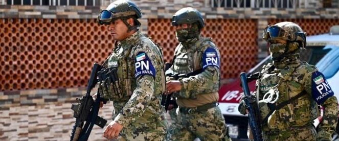A un día de que fuera asesinada Yesenia Lara Gutiérrez, candidata de Morena a la presidencia municipal de Texistepec, la tarde de este lunes fueron asesinados dos agentes de la Fiscalía General de la República en el estado.