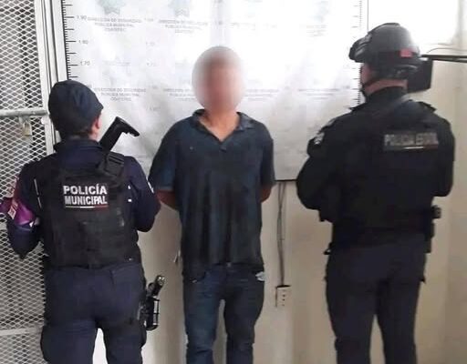 Coatepec, Veracruz.- La imagen recorrió el país: un joven caminaba por calles de Coatepec con una cabeza humana en las manos. La víctima fue identificada como Rubén “N”, un hombre de 61 años. El detenido, André “N”, de 25 años, dijo que el hombre lo había abusado sexualmente. La madre del joven, Ana Laura, habló por primera vez. No justificó el crimen, pero pidió que este caso sirva para abrir el debate sobre adicciones, salud mental y prevención.