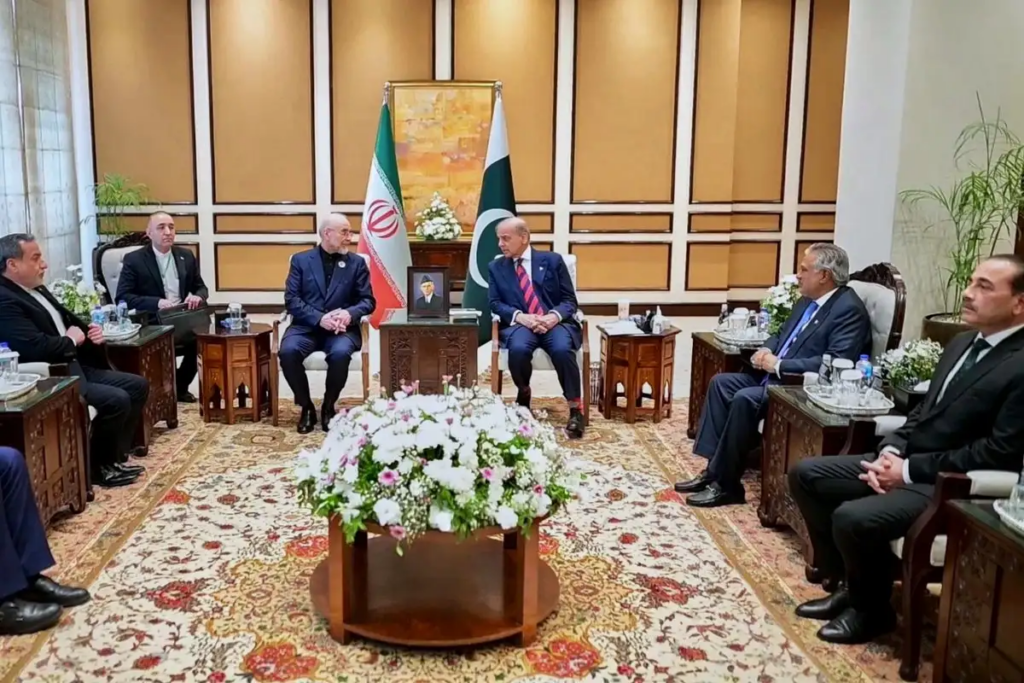 Imagen del equipo negociador iraní encabezado por el presidente del Parlamento, Mohammad Bagher Ghalibaf, con el primer ministro paquistaní, Shehbaz Sharif, en Islamabad, el 11 de abril de 2026. 