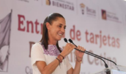 En Tabasco, Presidenta Claudia Sheinbaum entrega tarjetas de la Beca Rita Cetina para Uniformes y Útiles a estudiantes de primaria
