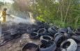 Controlan Bomberos incendio por quema de llantas en Paseo de las Palmas II; continúan labores de enfriamiento