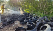 Controlan Bomberos incendio por quema de llantas en Paseo de las Palmas II; continúan labores de enfriamiento