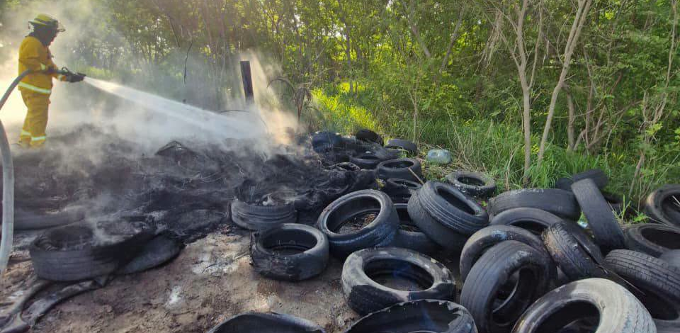 Controlan Bomberos incendio por quema de llantas en Paseo de las Palmas II; continúan labores de enfriamiento