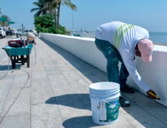Ayuntamiento de Veracruz brinda respaldo permanente a trabajador de Limpia Pública tras accidente laboral