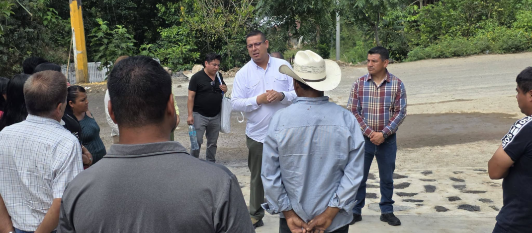 Juan Pablo Becerra Hernández, alcalde de Altotonga cumple con su palabra entregando más obra social