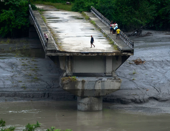 Nepal advierte sobre posibles nuevas inundaciones mientras comunidades lidian con la devastación
