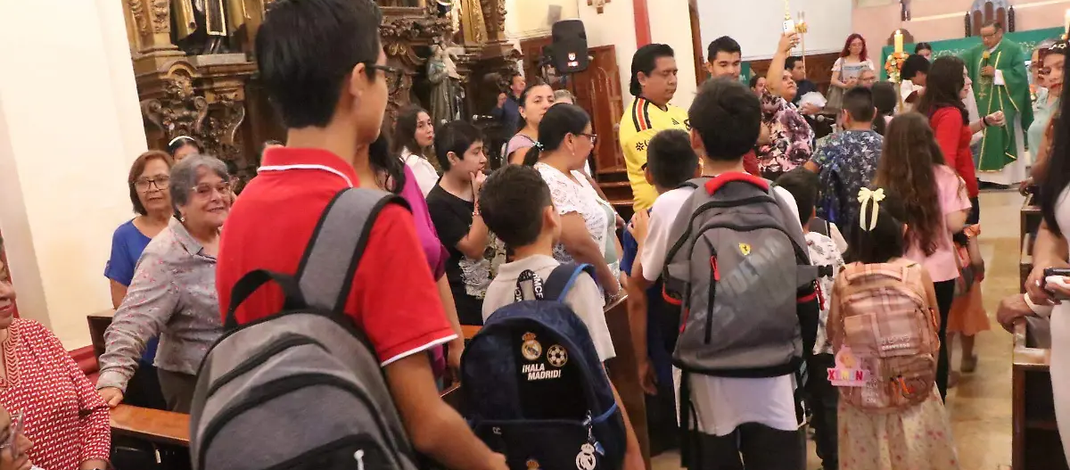 Antes de iniciar clases, cientos de estudiantes llevan mochilas y útiles a bendecir en Xalapa y Veracruz
