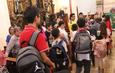 Antes de iniciar clases, cientos de estudiantes llevan mochilas y útiles a bendecir en Xalapa y Veracruz