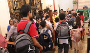 Antes de iniciar clases, cientos de estudiantes llevan mochilas y útiles a bendecir en Xalapa y Veracruz
