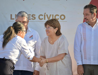 Refrenda Rosa María compromiso con la educación, en el regreso a clases de más de 150 mil estudiantes en la ciudad de Veracruz