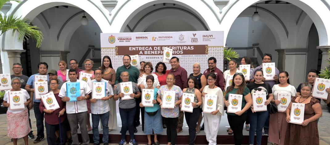 Garantiza Rosa María patrimonio de familias en colonias de Veracruz con entrega de escrituras