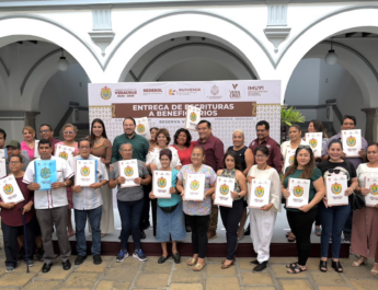 Garantiza Rosa María patrimonio de familias en colonias de Veracruz con entrega de escrituras