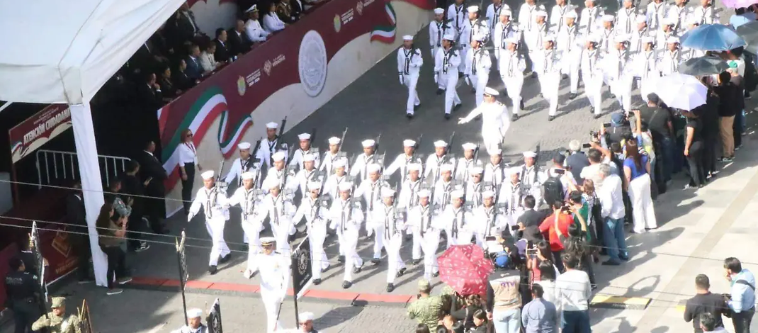Desfilan en Xalapa más de mil 500 participantes por 216 aniversario de la Independencia de México