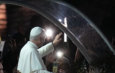 El papa viaja a Lourdes, arremete contra la legalización de la muerte con asistencia médica