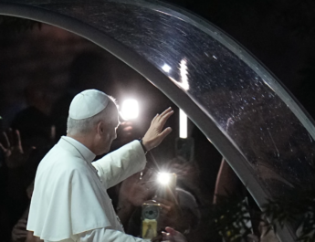 El papa viaja a Lourdes, arremete contra la legalización de la muerte con asistencia médica