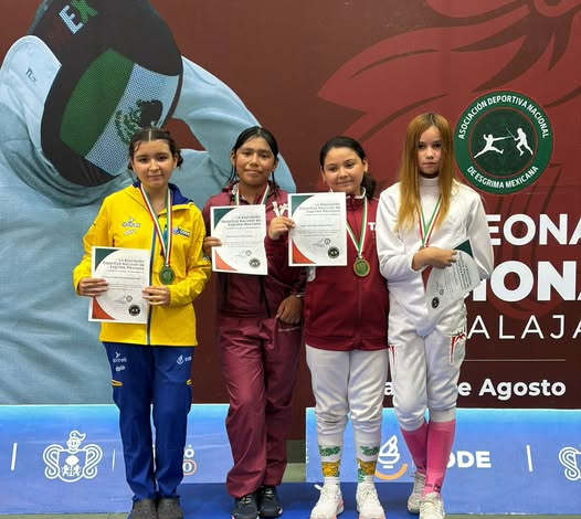 Refrenda Rosa María compromiso con el deporte tras histórica actuación de esgrimistas de la ciudad de Veracruz