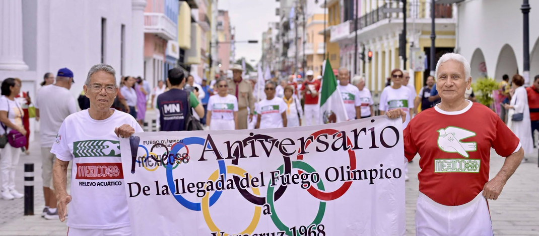Conmemoran 58 años de la llegada del Fuego Olímpico con desfile en el Centro Histórico de Veracruz