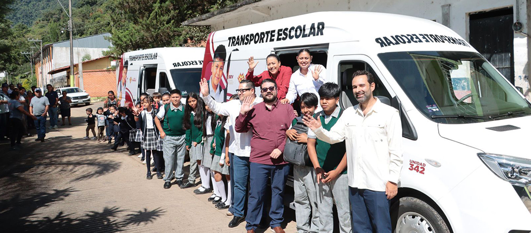 Rocío Nahle cumple, entrega SEV transporte escolar para Barranca Grande