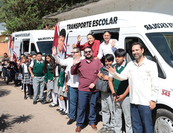 Rocío Nahle cumple, entrega SEV transporte escolar para Barranca Grande