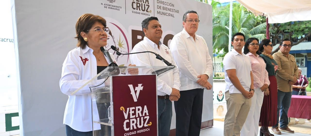 Inicia Rosa María entrega de históricas becas universitarias en la ciudad de Veracruz