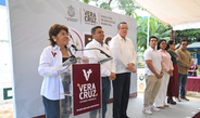 Inicia Rosa María entrega de históricas becas universitarias en la ciudad de Veracruz