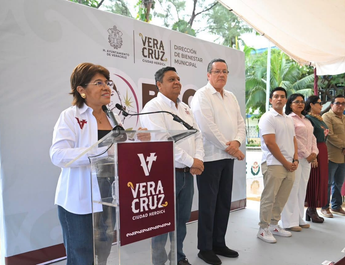 Inicia Rosa María entrega de históricas becas universitarias en la ciudad de Veracruz
