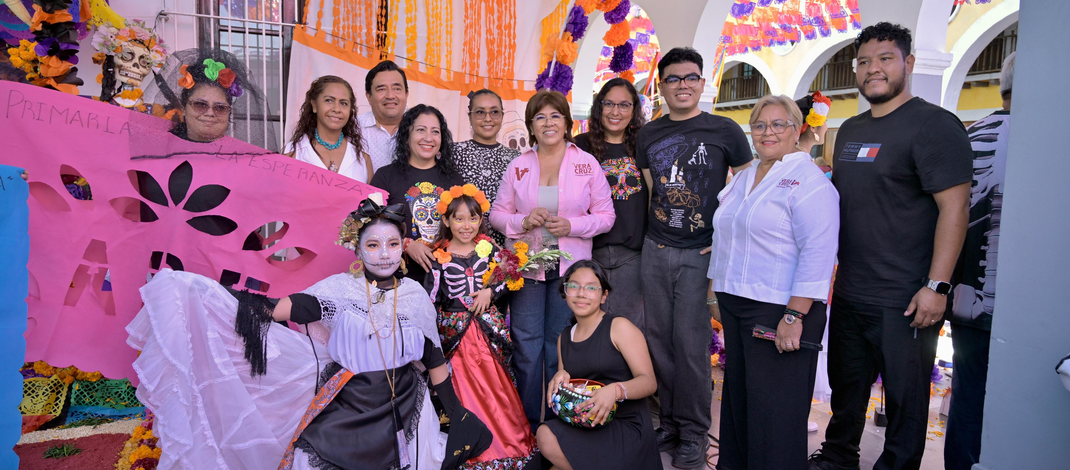 Preserva Rosa María tradiciones mexicanas con exhibición de altares y tapetes en Veracruz