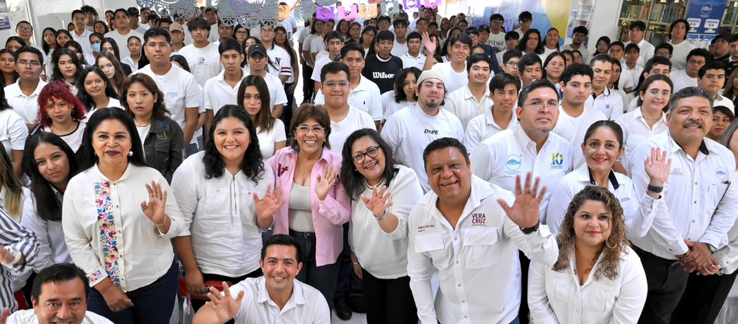 Continúa Rosa María entrega de becas universitarias a jóvenes de la ciudad de Veracruz