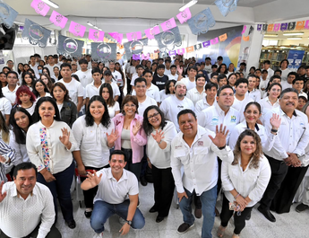 Continúa Rosa María entrega de becas universitarias a jóvenes de la ciudad de Veracruz
