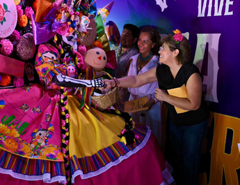 Llena de color y tradición el Zócalo de Veracruz Concurso Municipal de Catrinas y Catrines
